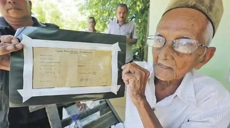 Nyak Sandang, Penyumbang Pesawat Pertama RI Asal Aceh, Meninggal Dunia.