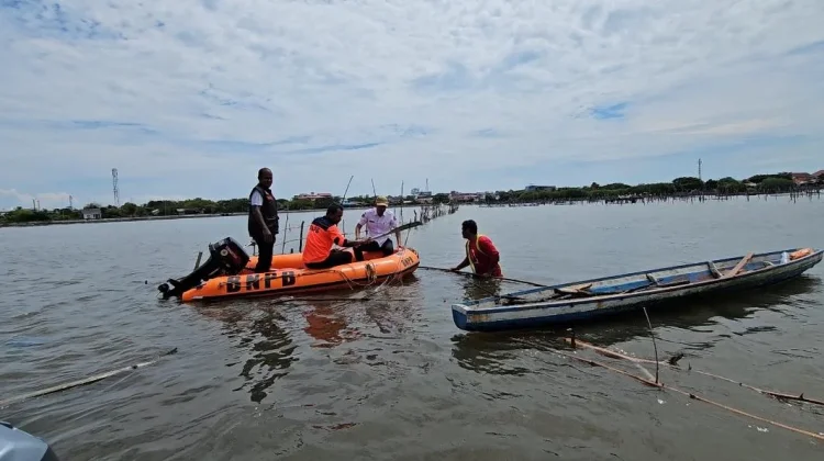 Sisa Kayu Keramba di Waduk Pusong Mulai Dibersihkan