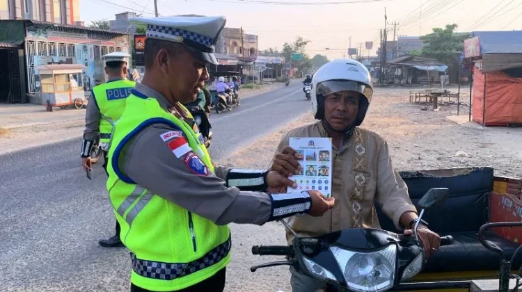 Satlantas Aceh Utara Bagikan StikerTertib Lalu Lintas kepada Pengendara