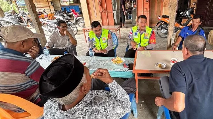 Satlantas Aceh Utara Bagikan StikerTertib Lalu Lintas kepada Pengendara