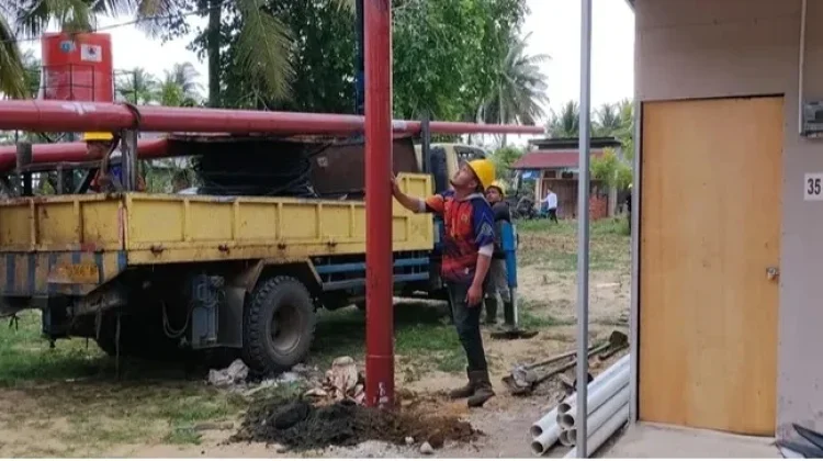 Pendampingan Pemasangan Listrik Huntara, Babinsa Pastikan Warga Segera Tempati