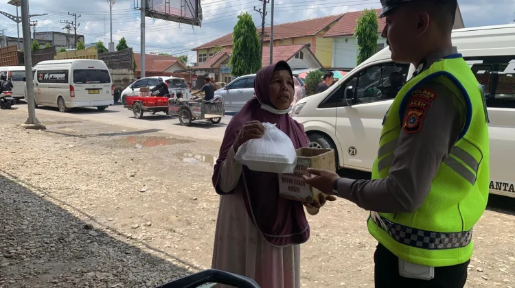 Satlantas Polres Aceh Utara Bagikan Nasi Kotak Kepada Pengguna Jalan