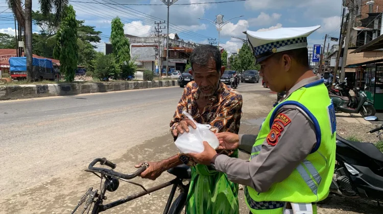 Satlantas Polres Aceh Utara Bagikan Nasi Kotak Kepada Pengguna Jalan