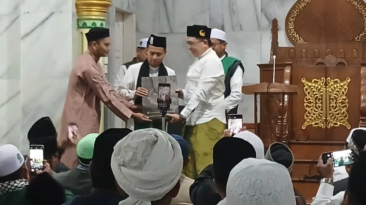 Milad ke-9 GPS,  Ajak Pemuda Makmurkan Masjid dan Serahkan Cendera Mata Kepada Habibi