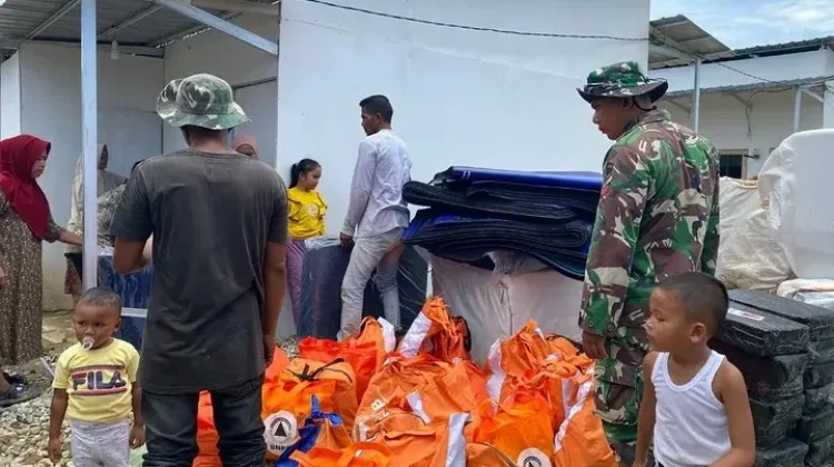 Babinsa Dampingi Penyaluran Bantuan BNPB di Huntara Rumoh Rayeuk
