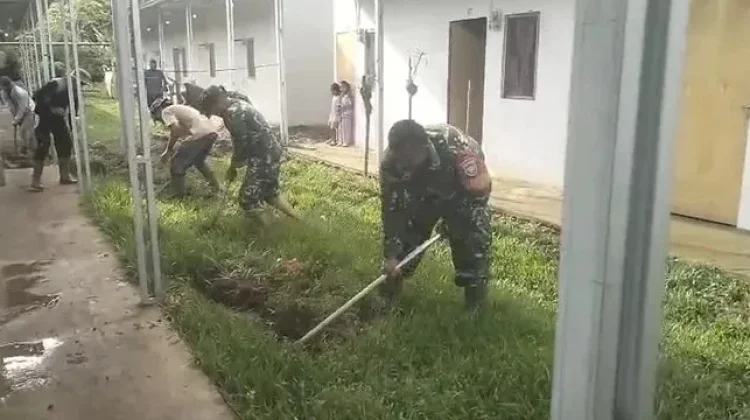 Atasi Genangan, Personel dan Warga Bersihkan Lorong Huntara Babah Krueng Sawang