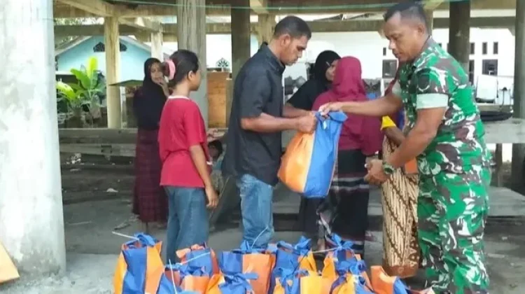 BNPB Saluran Bantuan Sembako untuk Warga Huntara di Desa Lancang Barat