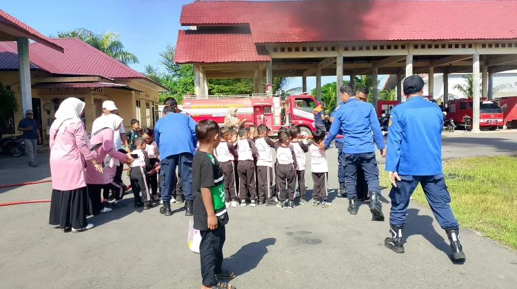 Edukasi Kebakaran sejak Dini, TK Miftahul Jannah Kunjungi Damkar Lhokseumawe