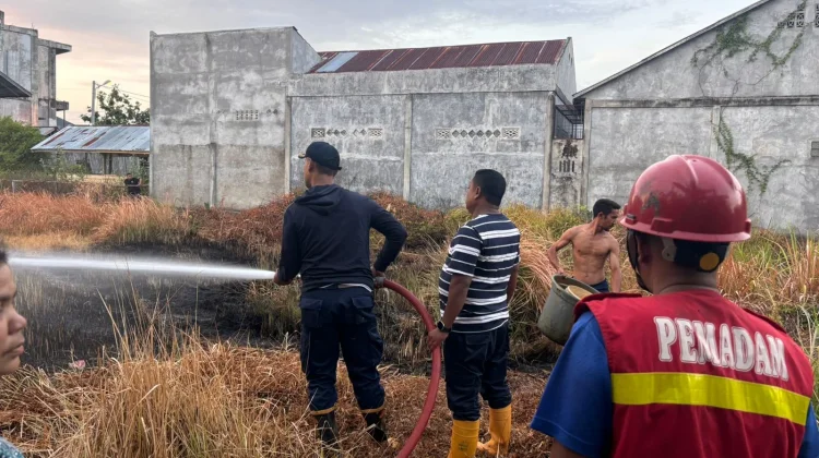 Kebakaran Lahan di Tumpok Teungoh Berhasil Dipadamkan dalam 10 Menit