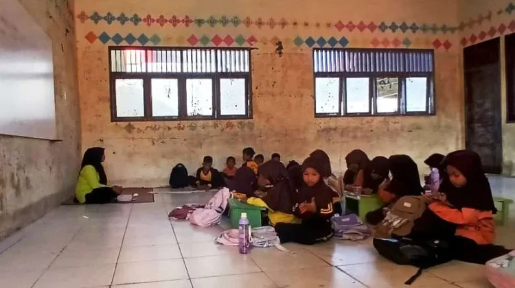 Murid SDN-2 Langkahan Aceh Utara Masih Belajar di Lantai