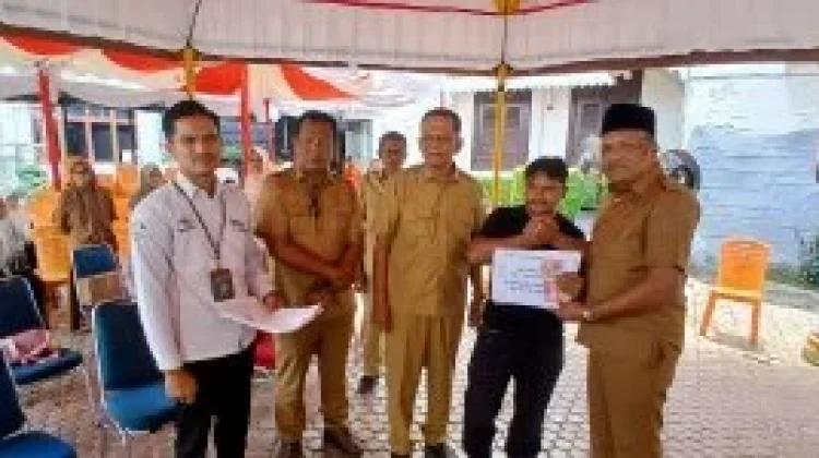 Bupati Bireuen Serahkan Dana Stimulan Ekonomi dan Isian Perabot Korban Banjir