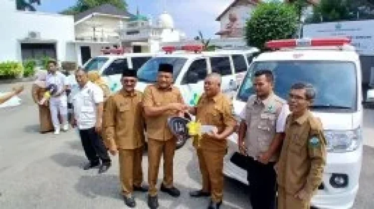 Bupati Bireuen Serahkan Tiga Mobil Ambulan Bantuan Kemenkes
