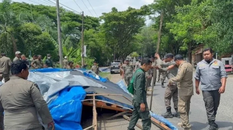 Tak Berizin, Lapak Pedagang di Jalur Strategis Lhokseumawe Ditertibkan