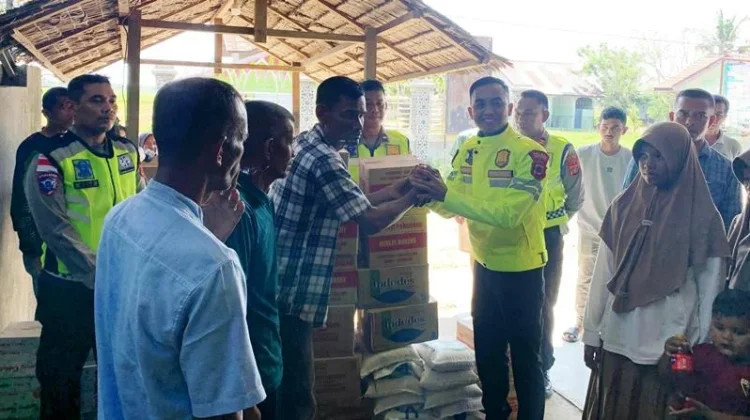 Satlantas Polres Aceh Utara Kembali Salurkan Bansos untuk Warga Kurang Mampu