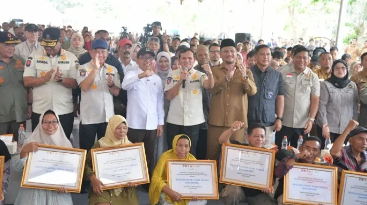 Menko PMK dan Mendagri Serahkan Bantuan Rumah Rusak Korban Bencana di Aceh Tamiang