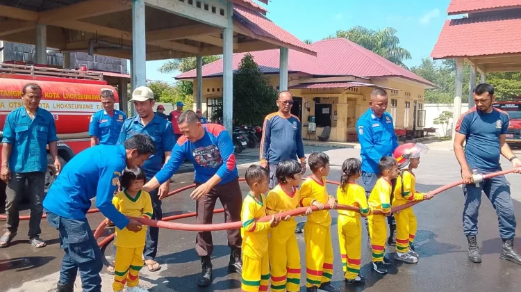 Anak TK Al Bayyan Antusias Belajar Mitigasi Kebakaran Bersama Damkar Lhokseumawe