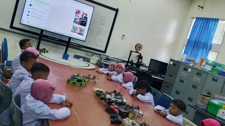 Outing Class RA Al Qasim Kenalkan Robotika