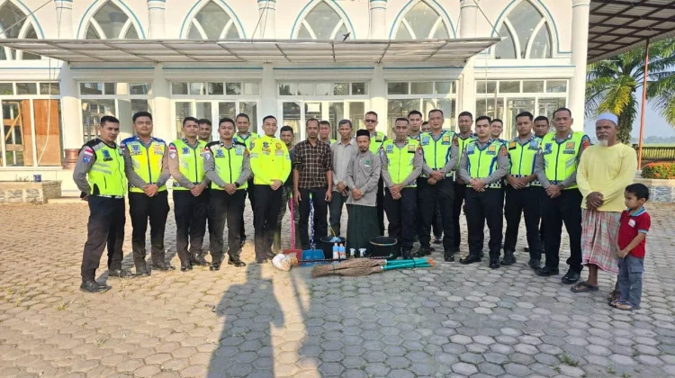 Satlantas Polres Aceh Utara Bersihkan Masjid dan Serah Bantuan Alat Kebersihan