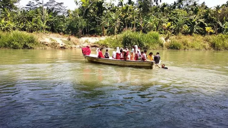 Pelajar Pedalaman Aceh Utara Bertaruh Nyawa di Seutas Tali