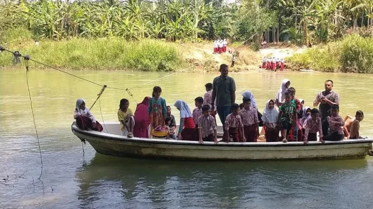 Pelajar Pedalaman Aceh Utara Bertaruh Nyawa di Seutas Tali