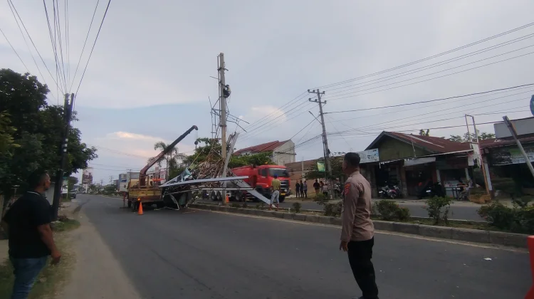 Respons Laporan Warga, Polisi Amankan Lokasi Baliho Patah