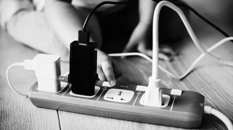 Masih Sering Dibiarkan? Ini Dampak Charger yang Terus Terhubung ke Listrik
