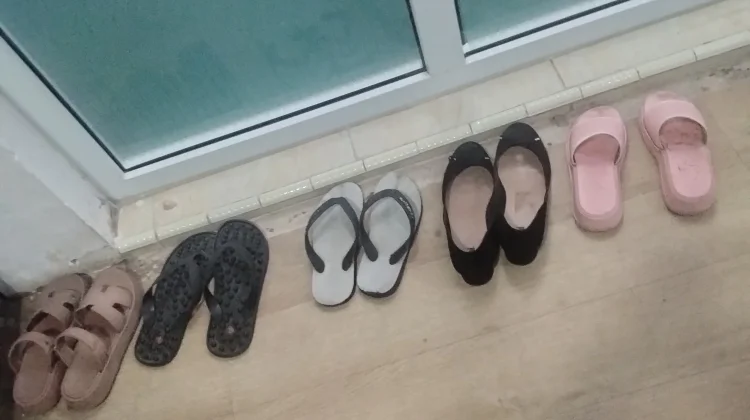 Tips Aman Lansia Gunakan Sandal Jepit tanpa Cedera