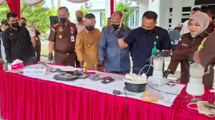 Kejari Aceh Utara Musnahkan Barang Bukti dari 77 Perkara