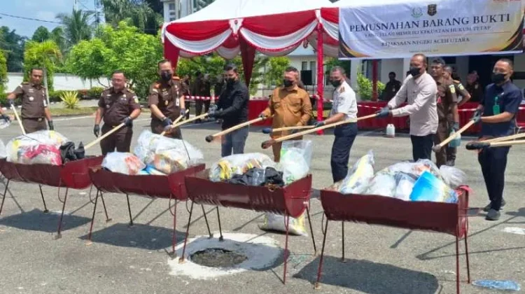 Kejari Aceh Utara Musnahkan Barang Bukti dari 77 Perkara