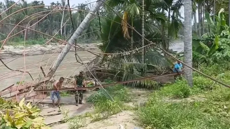 Pembersihan Puing Jembatan Gantung di Sawang Terus Berlanjut