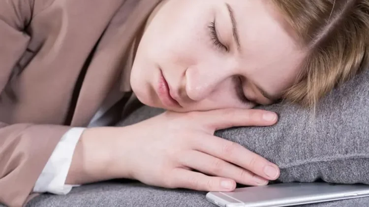 Efek Tidur Dekat Ponsel Setiap Hari