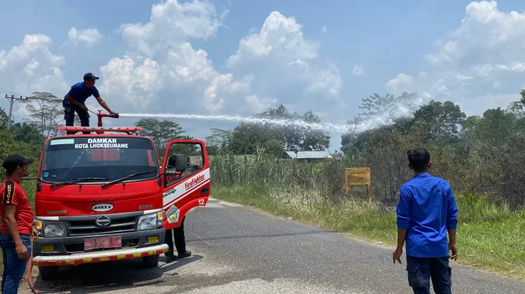 Damkar Lhokseumawe Padamkan Kebakaran Lahan Blang Buloh