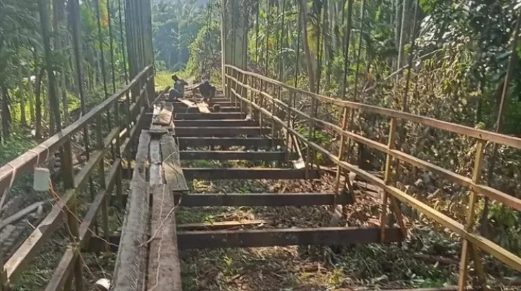 Danramil Sawang Tinjau Langsung Perbaikan Jembatan Gantung