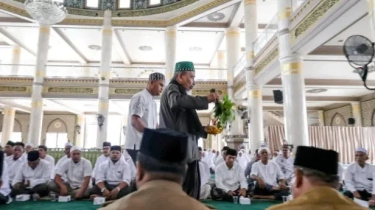 Calon Jamaah Haji Aceh Timur Jalani Peusijuek di Masjid Agung Darussalihin