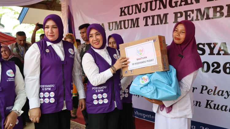 Bantu Persalinan di Tenda Pengungsian, Suryani Terima Penghargaan Nasional