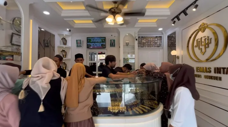 Harga Emas Turun, Warga Serbu Pembelian di Toko Mas Intan Krueng Geukueh