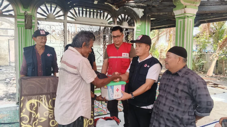 PMI Aceh Utara Salurkan Bantuan Korban Kebakaran di Syamtalira Bayu