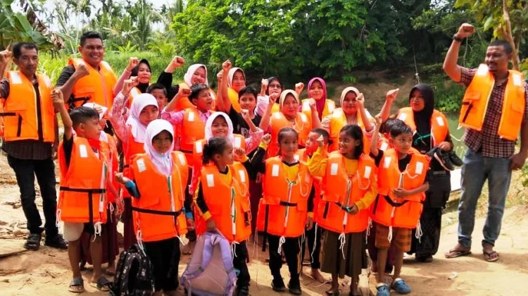 Bupati Aceh Utara  Mengirim "Sayap" untuk Pelajar Plu Pakam Tanah Luas