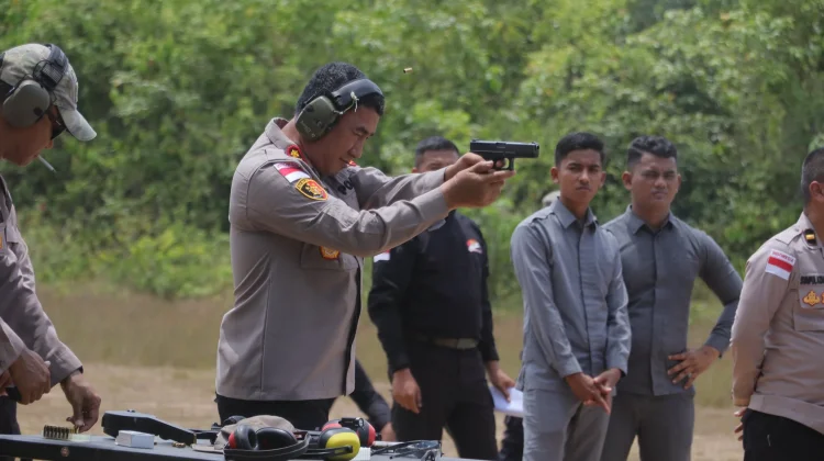 Pimpin Latihan Menembak, Asah Profesionalisme dan Kesiapsiagaan Personel