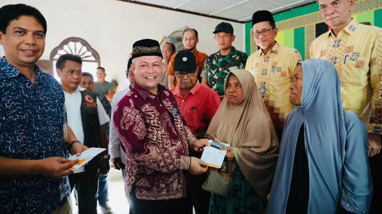 Bupati Ismail A Jalil Serahkan Dana Tunggu Hunian untuk 1.620 KK