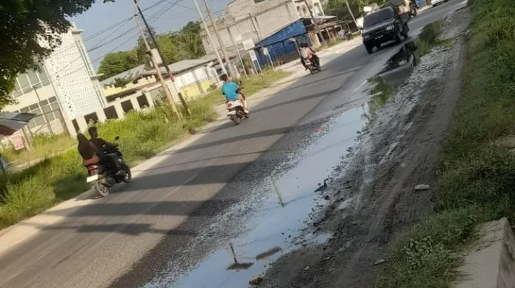Badan Jalan Negara di Simpang Jalan SD Panggoi, Terendam Air Komberan