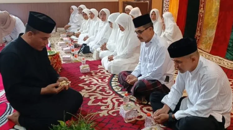 ASN Kemenag Aceh Timur Dilepas dengan Peusijuk dan Tausiyah