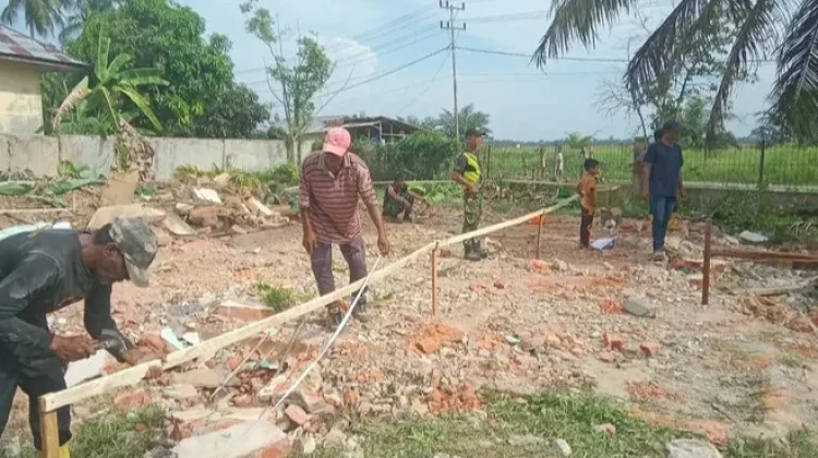 Babinsa Koramil 14/TJA Bersama Personel Arhanud Renovasi Sekolah