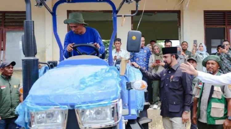 Bupati Al-Farlaky Bagi Alsintan untuk Brigade Pangan
