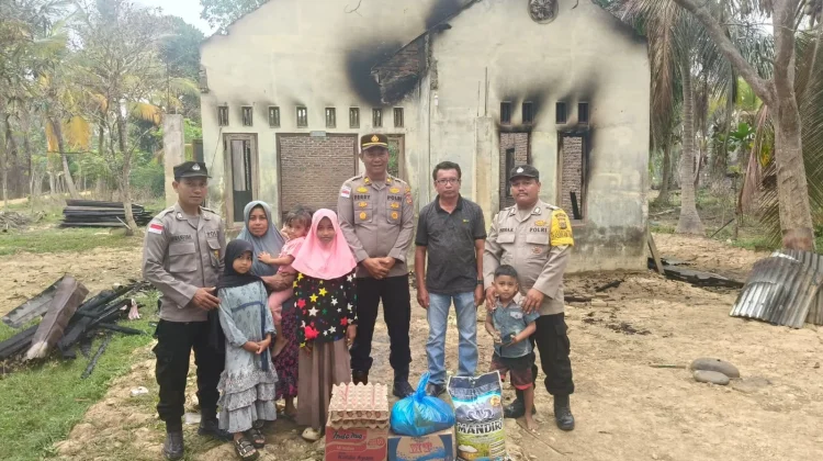 Kapolsek Baktiya Barat Salurkan Bantuan Sembako untuk Korban Kebakaran