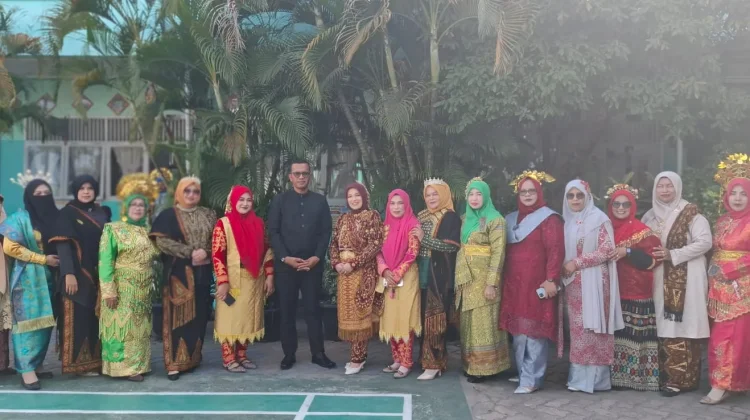 Semarak Hardiknas, Guru SDN 1 Banda Sakti Lhokseumawe Kenakan Busana Adat