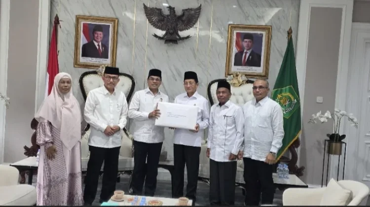 Rektor UIN Ar-Raniry Serahkan Berkas Empat Calon Rektor ke Menteri Agama