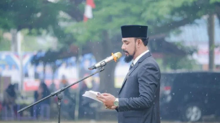 Bupati Al-Farlaky Irup Hardiknas, Pilih Turun Podium saat Hujan