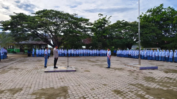Kapolsek Blang Mangat Jadi Pembina Upacara di SMAN 6 Lhokseumawe