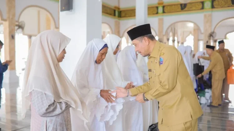Jamaah Haji Pidie Jaya Dipeusijuk dan Bupati Serahkan Bingkisan